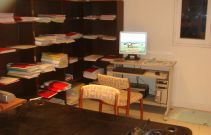 Salle de cours avec documentation papiers et ordinateurs (1)