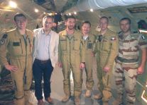 L&lsquo;équiupage d&lsquo;un C135 avec Bernard de La Villardière et julien.